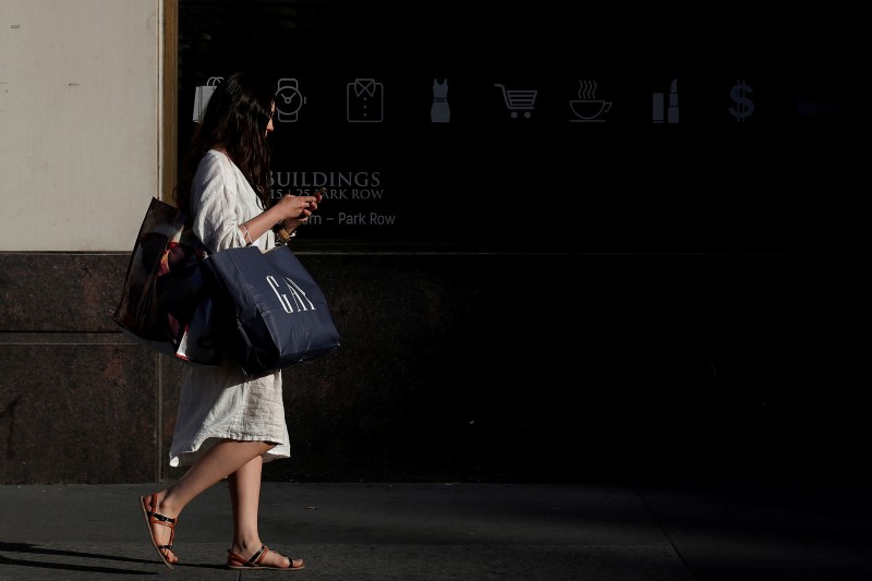 © Reuters. A woman carries shopping bags while walking in New York