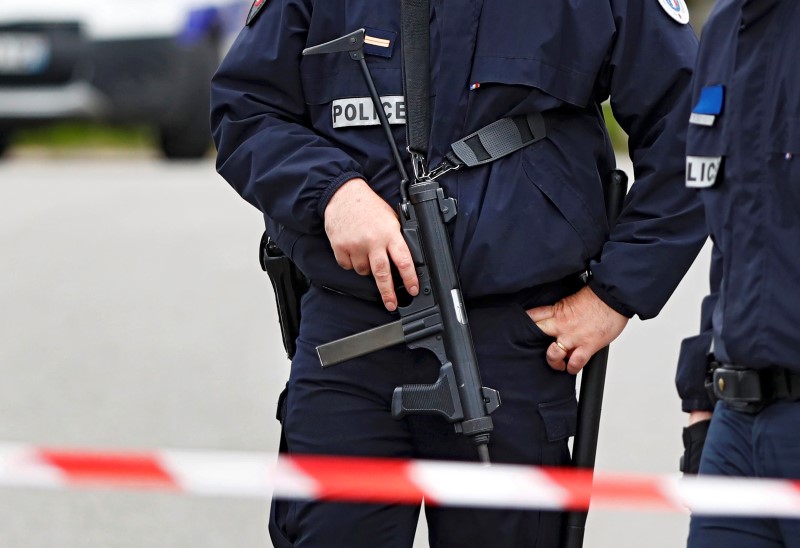 © Reuters. Policiais vistos em local de ataque em Magnanville, França