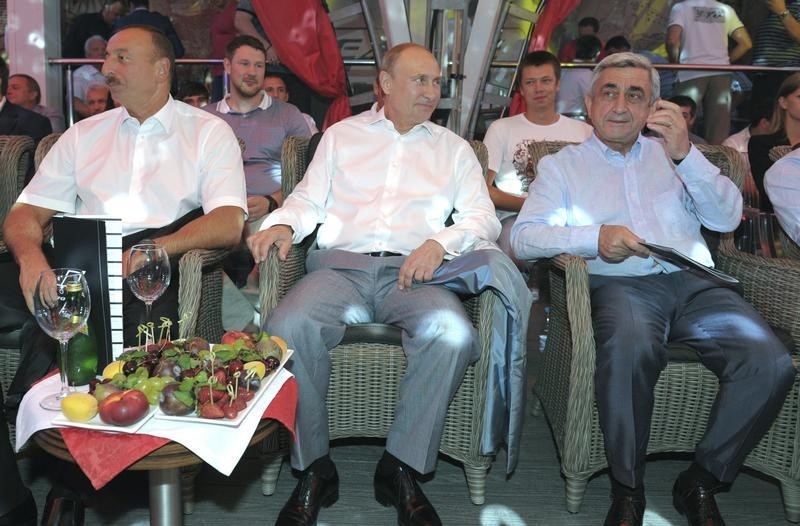 © Reuters. Putin, Sargsyan and Aliyev attend an international sambo tournament in Sochi