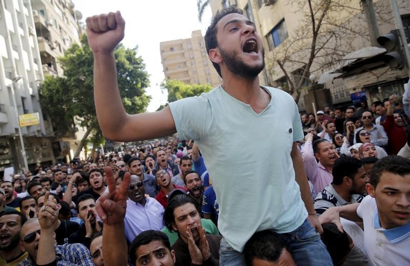 © Reuters. محكمة مصرية تبرئ 52 ناشطا احتجوا على اتفاقية مع السعودية