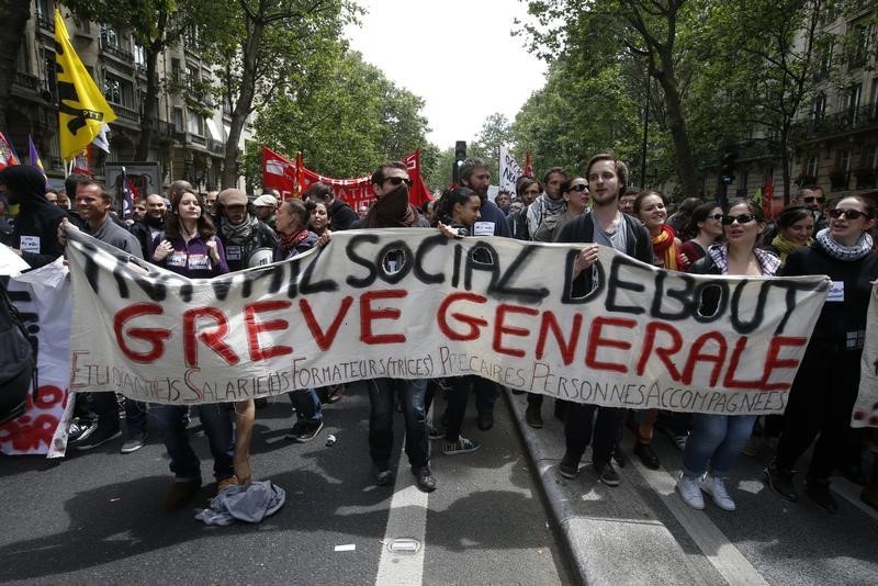 © Reuters. Miles de personas protestan en París contra la reforma de la ley laboral