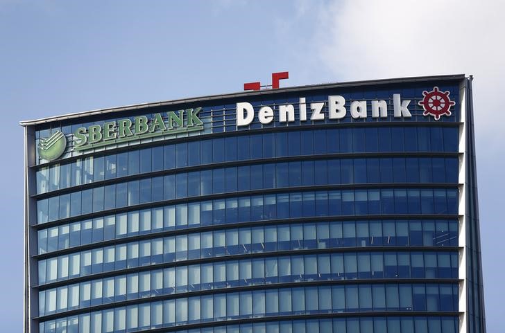 © Reuters. Логотипы Сбербанка и Denizbank на штаб-квартире Denizbank в Стамбуле