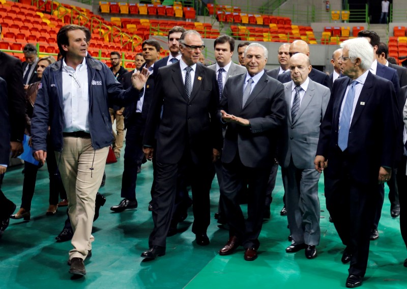 © Reuters. Presidente interino Michel Temer, em visita a instalações dos Jogos do Rio