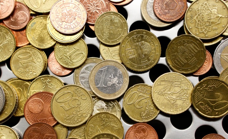 © Reuters. Euro coins are seen at the Money Service Austria company's headquarters in Vienna