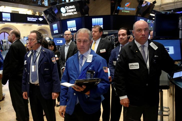 © Reuters. Traders observe a moment of silence on the floor of the NYSE