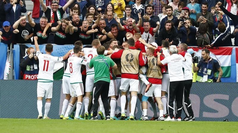 © Reuters. هدف نادر لسالاي يمنح المجر الفوز على النمسا في بطولة أوروبا