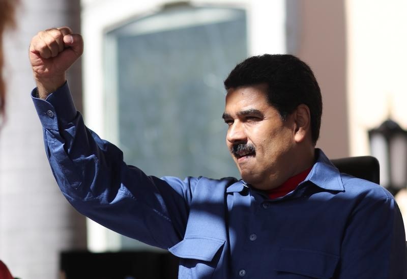 © Reuters. Venezuela's President Nicolas Maduro greets supporters during a rally in Caracas