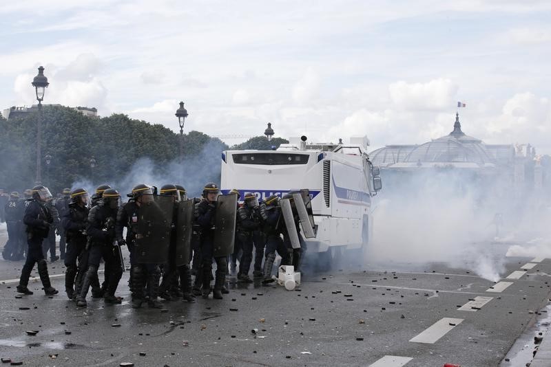 © Reuters. الشرطة تطلق الغاز ومدافع المياه لتفريق احتجاجات عمالية في باريس