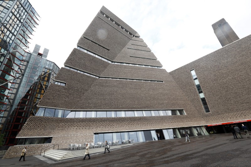 © Reuters. دار تيت مودرن البريطانية للفنون تفتتح مبنى جديدا هرمي الشكل