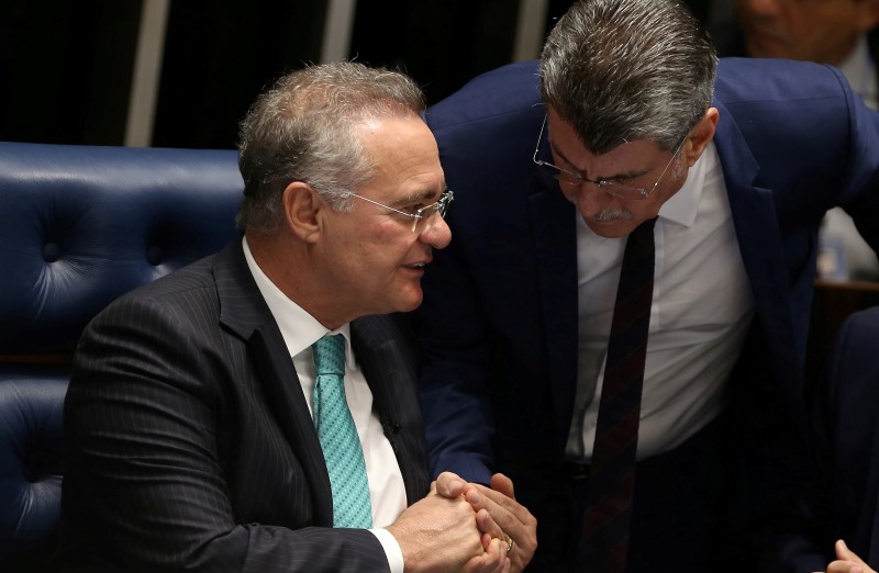 © Reuters. Renan Calheiros (E), presidente do Senado, conversa com senador Romero Jucá (D), em sessão do Congresso Nacional