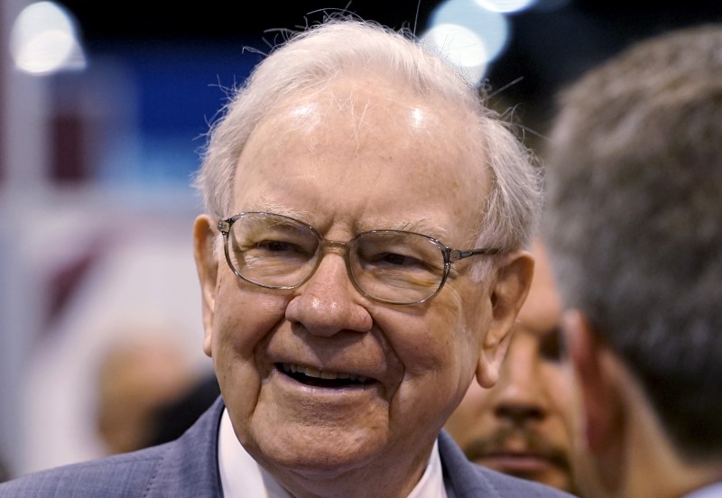 © Reuters. Berkshire Hathaway CEO Warren Buffett talks to reporters prior to the Berkshire annual meeting in Omaha