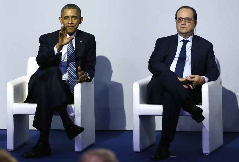 © Reuters. البيت الأبيض: أوباما وأولوند يناقشان هجومي باريس وفلوريدا