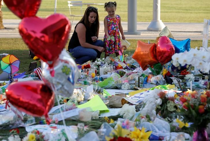 © Reuters. Homenagem a vítimas de ataque a boate em Orlando