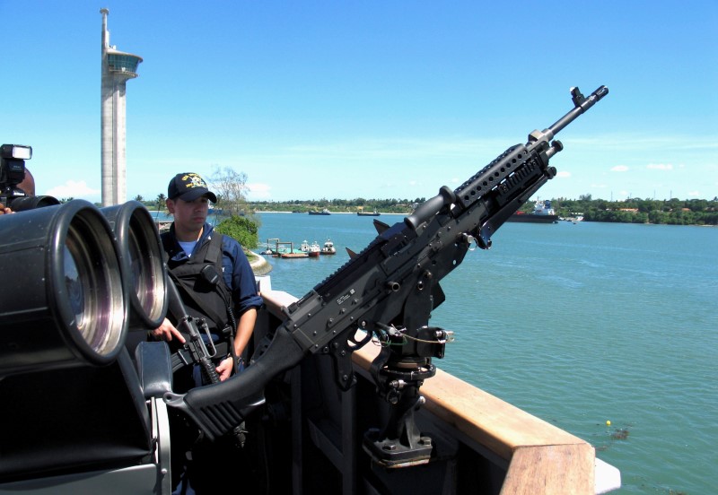 © Reuters. A machine gun is mounted on U.S. Destroyer USS Momsen as it docks in the Indian Ocean in Mombasa