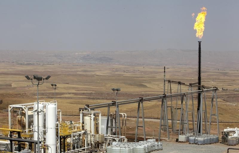 © Reuters. A flame rises from a chimney at Taq Taq oil field in Arbi