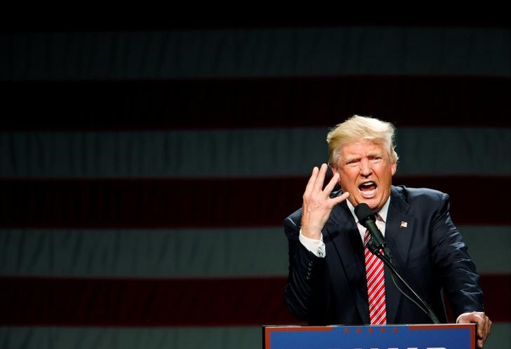 © Reuters. Republican presidential candidate Donald Trump speaks at a campaign rally in Greensboro, North Carolina