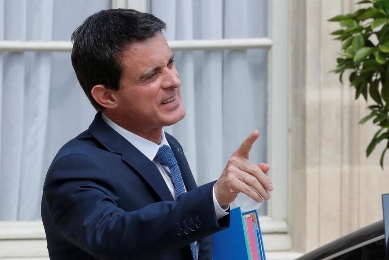 © Reuters. French Prime Minister Manuel Valls leaves the Elysee Palace in Paris