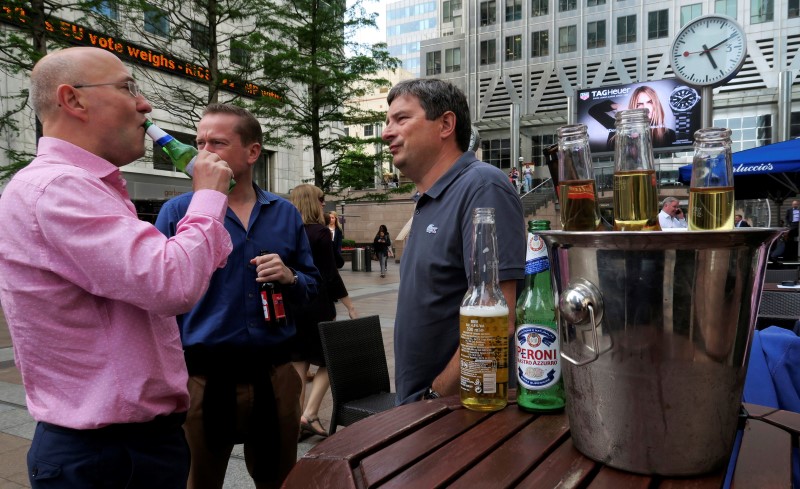 © Reuters. People talk and drink in the bars in London's Canary Wharf financial district