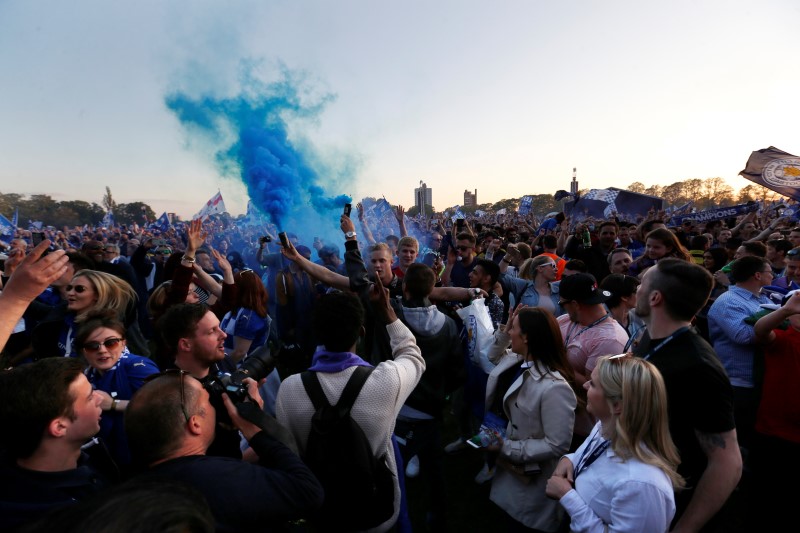 © Reuters. ليستر يبدأ الدوري الإنجليزي أمام هال وأرسنال يصطدم بليفربول