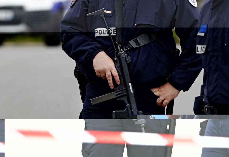 © Reuters. PRESSION SÉCURITAIRE ACCRUE APRÈS LE MEURTRE DE DEUX POLICIERS