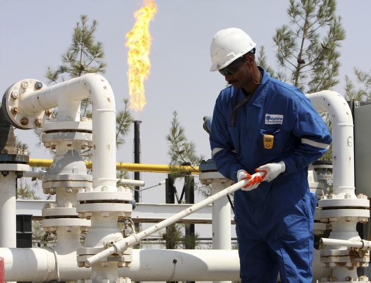 © Reuters. Рабочий регулирует клапан нефтепровода на месторождении Так-Так в Эрбиле