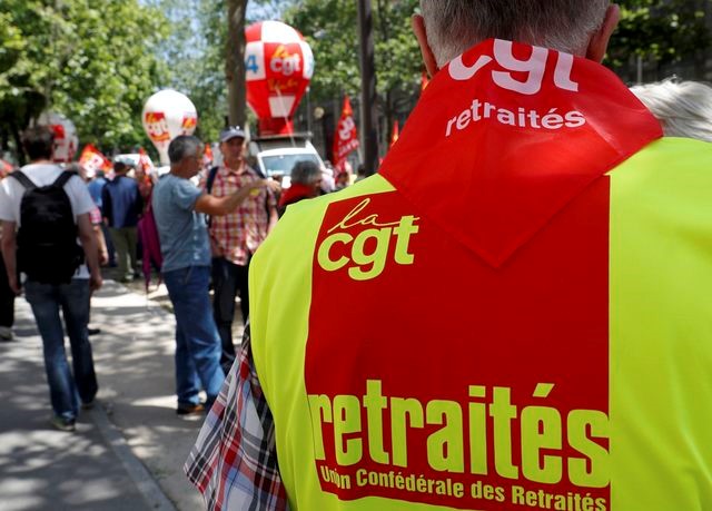 © Reuters. Homem usando camisa da central sindical CGT durante manifestação em Paris