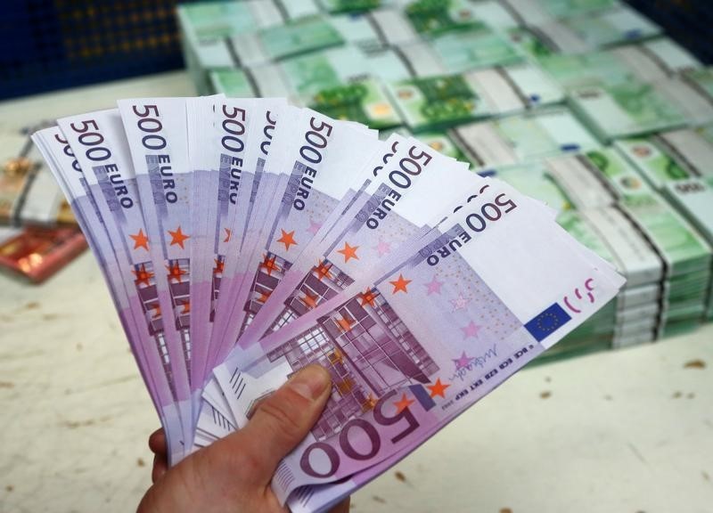 © Reuters. An employee holds 500 euro banknotes in the Money Service Austria company's headquarters in Vienna