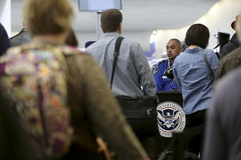 © Reuters. A Transportation Safety Administration agent looks over a line of passengers at San Francisco International Airport in San Francisco