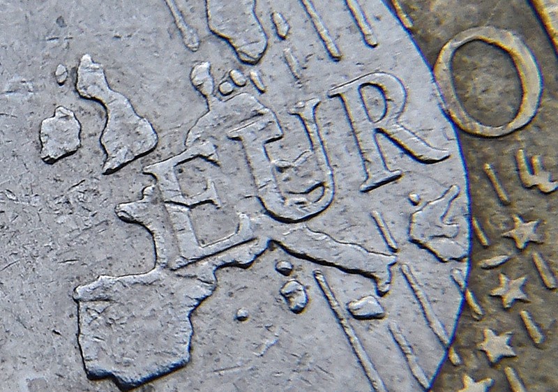 © Reuters. Detail of a European map, including Great Britain, is seen on the face of a Euro coin in London, Britain