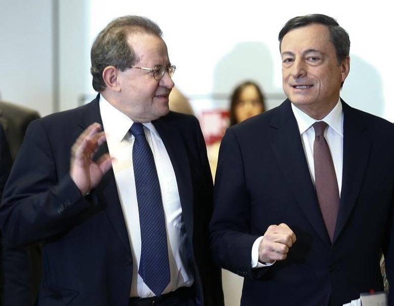 © Reuters. European Central Bank (ECB) President Draghi and vice president Constancio arrive for a news conference at the ECB headquarters in Frankfurt