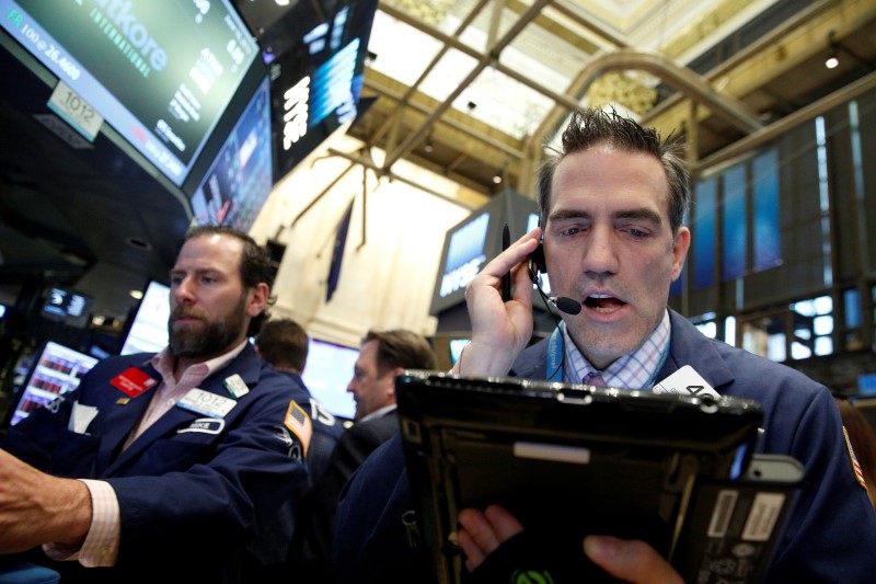 © Reuters. Traders work on the floor of the NYSE