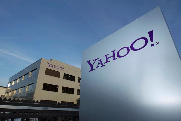 © Reuters. A Yahoo logo is pictured in front of a building in Rolle