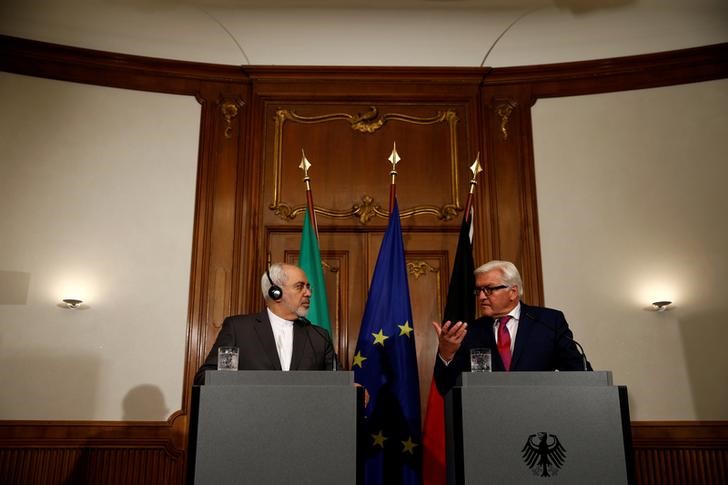© Reuters. وزير الخارجية الايراني يدعو إلى توثيق روابط الاعمال مع ألمانيا