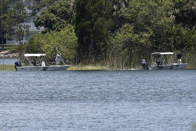 © Reuters. Autoridades fazem busca por menino em lagoa na Walt Disney World em Orlando