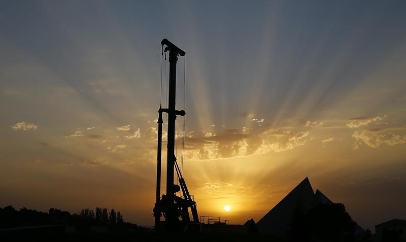 © Reuters. An oil pump is silhoutted during sunset in Baku