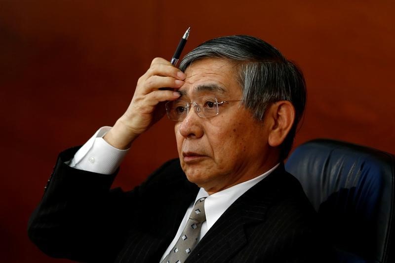 © Reuters. Bank of Japan Governor Haruhiko Kuroda gestures during a news conference in Tokyo