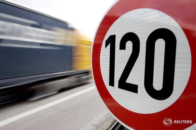 © Reuters. A truck passes a 120 km/h (75 mph) speed limit sign on the A27 Autobahn near the northern German city of Bremen