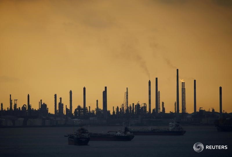 © Reuters. Тучи над НПЗ Pulau Bukom компании Shell в Сингапуре