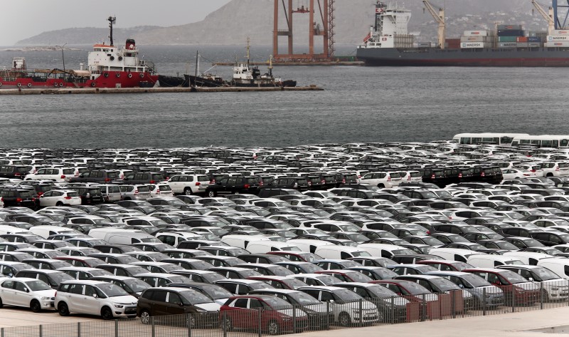 © Reuters. Vehicles are parked at a cargo terminal at Piraeus port