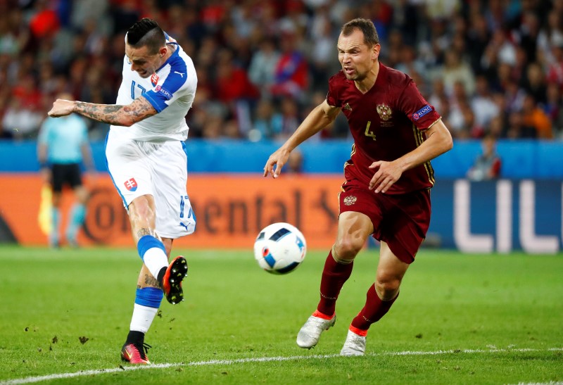 © Reuters. El jugador eslovaco Marek Hamsik patea a portería en el partido contra Rusia por el grupo B de la Eurocopa, en Lille