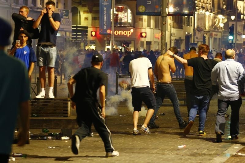 © Reuters. La policía gala arresta a 36 personas tras enfrentamienos con hinchas ingleses