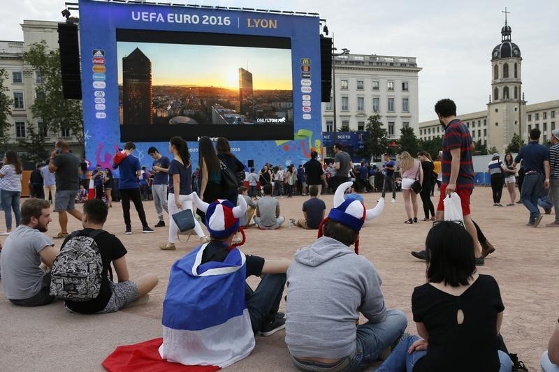 © Reuters. HEURTS DANS LA "FAN ZONE" DE LYON