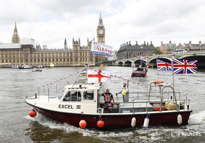 © Reuters. Part of a flotilla of fishing vessels campaigning to leave the European Union sails past Parliament on the river Thames in London