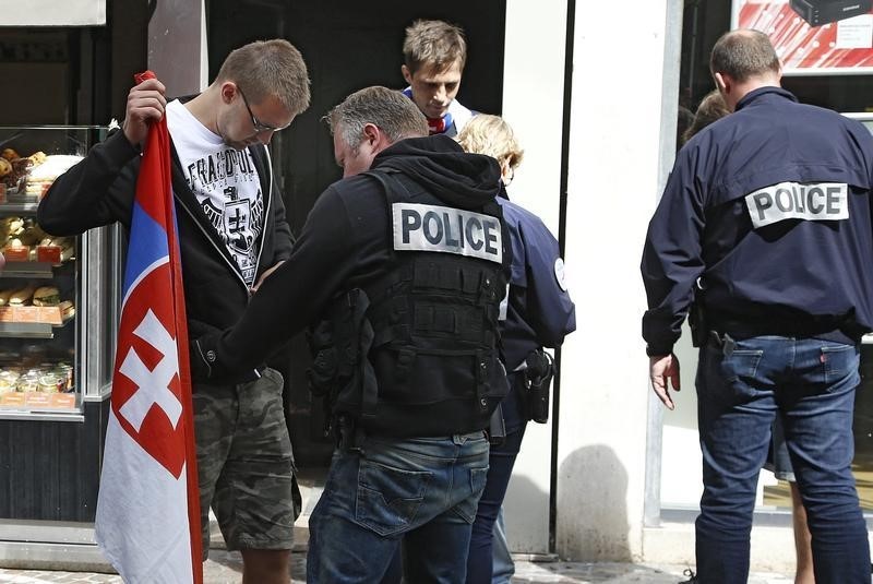 © Reuters. LA POLICE A INTERPELLÉ 323 PERSONNES DEPUIS LE DÉBUT DE L'EURO