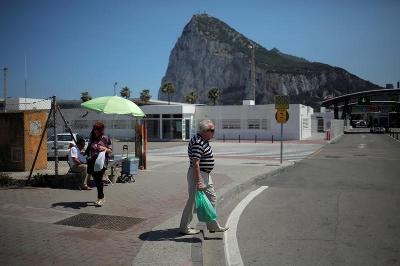 © Reuters. Rajoy no protestará por la visita de Cameron a Gibraltar pese a su descontento