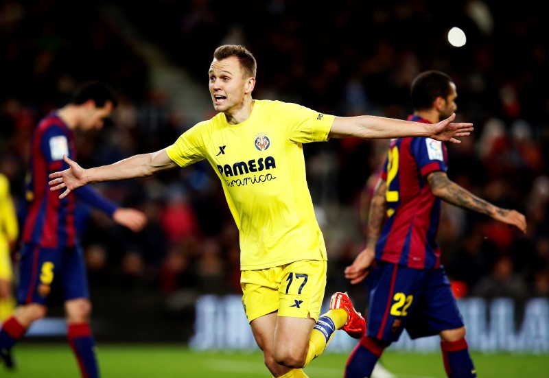 © Reuters. Villareall's Denis Cheryshev celebrates his goal against Barcelona during their Spanish first division soccer match at Nou Camp stadium in Barcelona