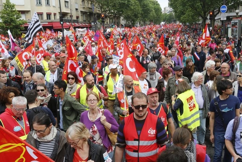 © Reuters. French CGT labour union employees march during a demonstration in Paris as part of nationwide protests against plans to reform French labour laws