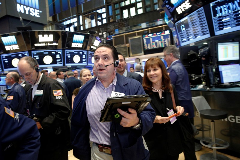 © Reuters. Traders work on the floor of the NYSE