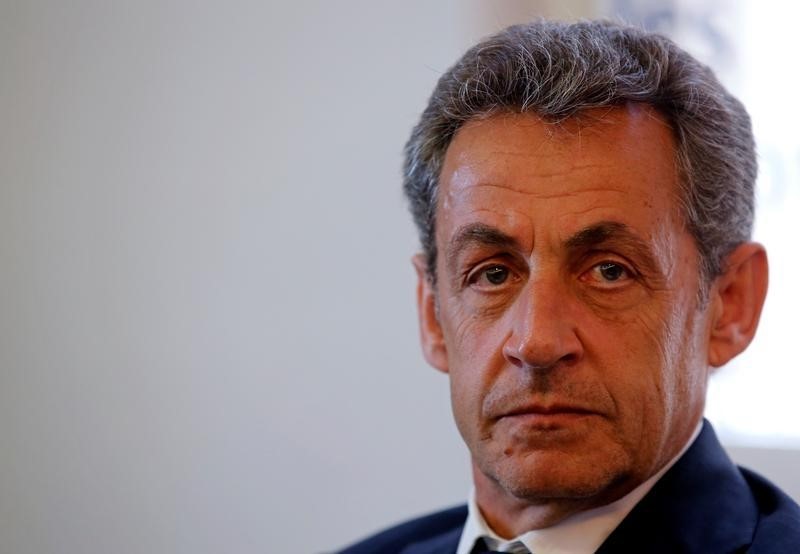 © Reuters. SARKOZY DEVRA DISTINGUER SON ACTION DE CANDIDAT ET DE PRÉSIDENT LR