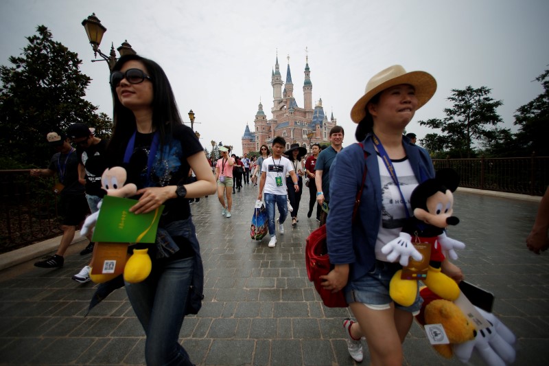 © Reuters. Pessoas andando durante inauguração de parque temático da Disney em Xangai